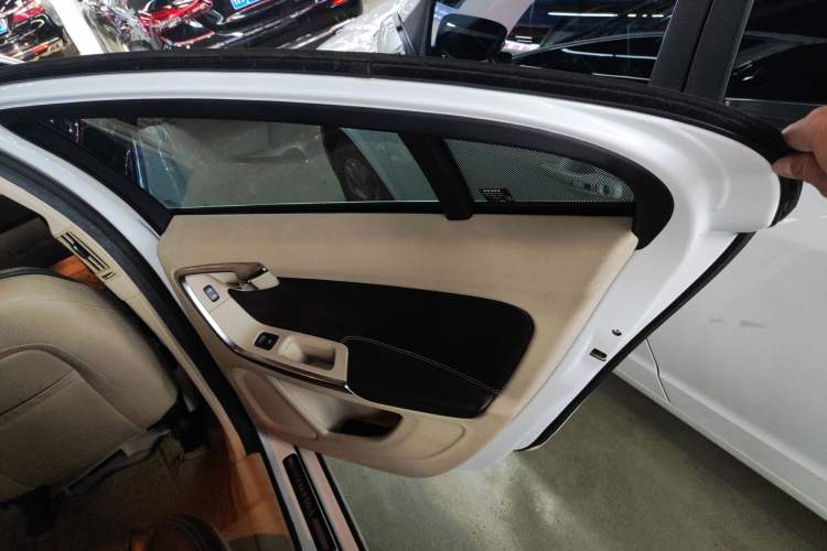 Used Volvo S60 2015 S60L 2.0T Zhiyuan Edition Interior 6