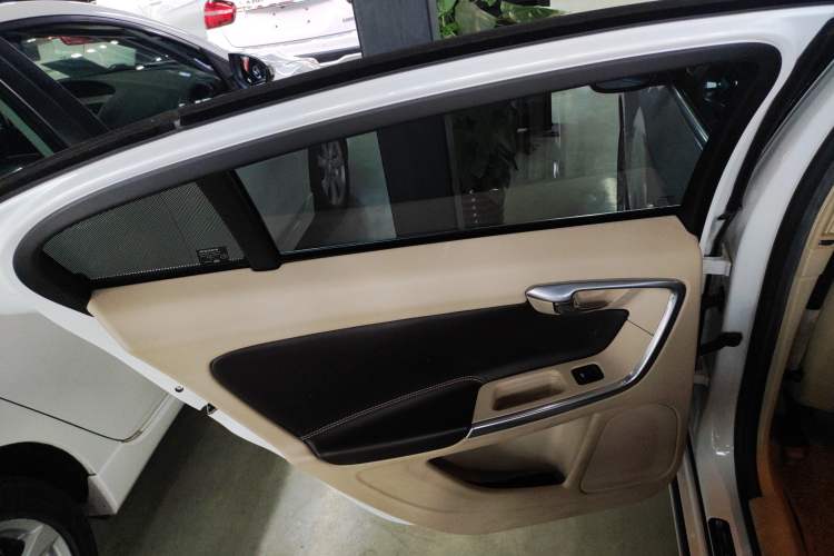 Used Volvo S60 2015 S60L 2.0T Zhiyuan Edition Interior 8