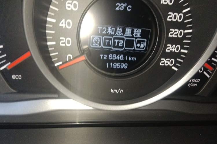 Used Volvo S60 2015 S60L 2.0T Zhiyuan Edition Odometer Close Up