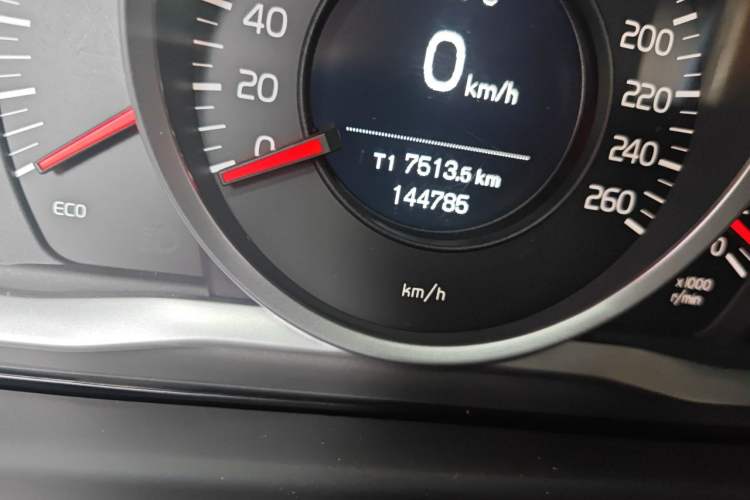 Used Volvo S60 2015 S60L 2.0T Zhiyuan Edition Odometer Close Up