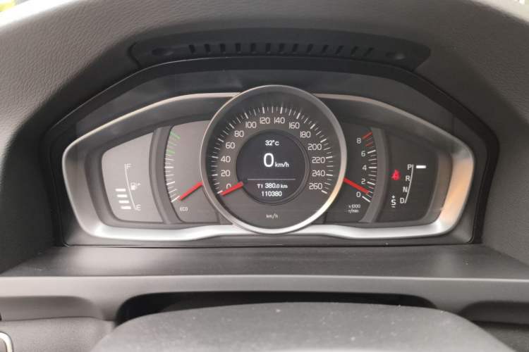 Used Volvo S60 2015 S60L 2.0T Zhiyuan Edition Odometer Close Up