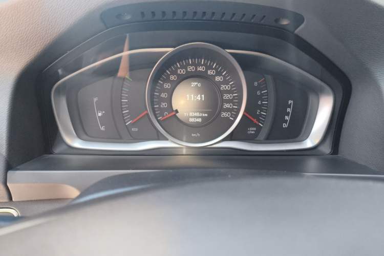 Used Volvo S60 2015 S60L 2.0T Zhiyuan Edition Odometer Close Up