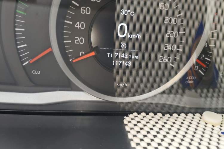 Used Volvo S60 2015 S60L 2.0T Zhiyuan Edition Odometer Close Up