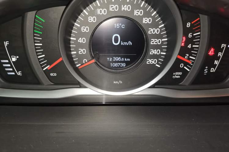 Used Volvo S60 2015 S60L 2.0T Zhiyuan Edition Odometer Close Up