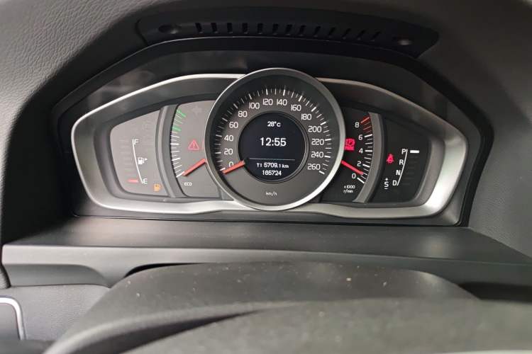 Used Volvo S60 2015 S60L 2.0T Zhiyuan Edition Odometer Close Up