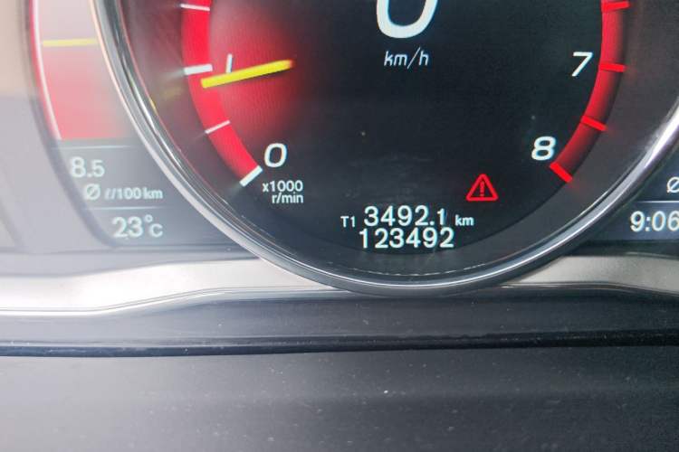 Used Volvo S60 2015 S60L 2.0T Zhiyuan Edition Odometer Close Up