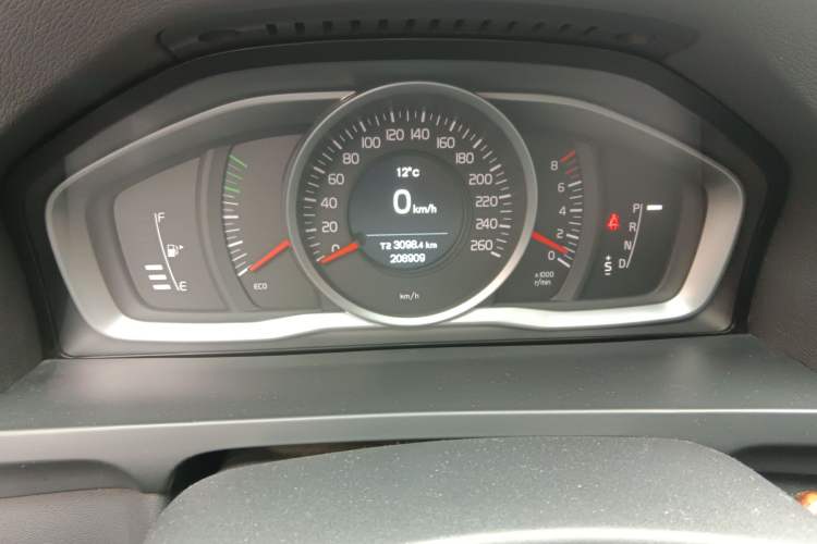 Used Volvo S60 2015 S60L 2.0T Zhiyuan Edition Odometer Close Up