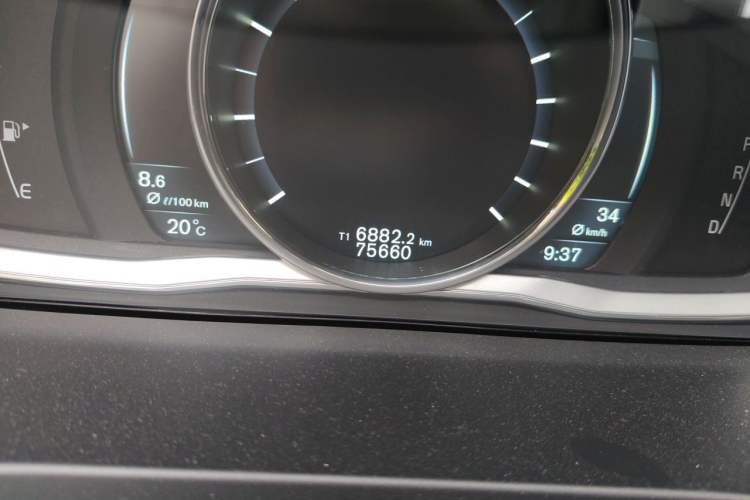 Used Volvo S60 2015 S60L 2.0T Zhiyuan Edition Odometer Close Up