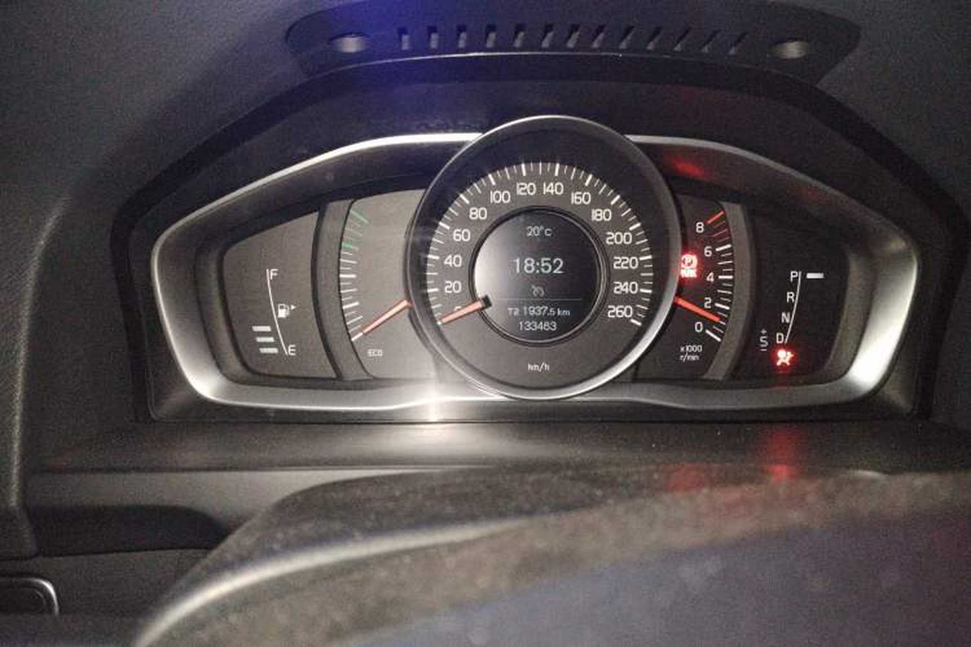 Used Volvo S60 2015 S60L 2.0T Zhiyuan Edition Odometer Close Up