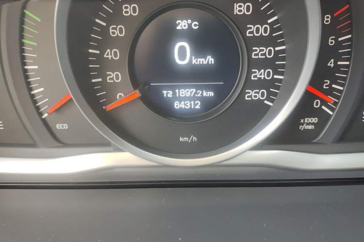 Used Volvo S60 2015 S60L 2.0T Zhiyuan Edition Odometer Close Up