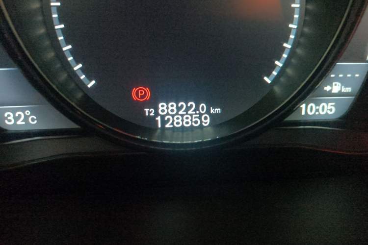 Used Volvo S60 2015 S60L 2.0T Zhiyuan Edition Odometer Close Up