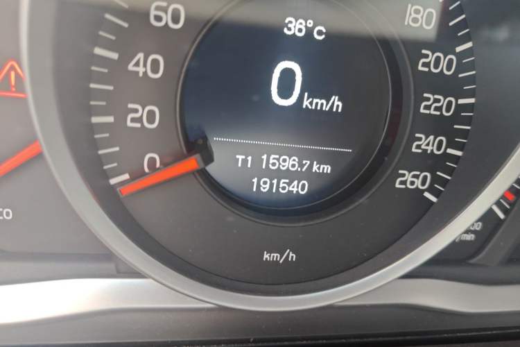Used Volvo S60 2015 S60L 2.0T Zhiyuan Edition Odometer Close Up