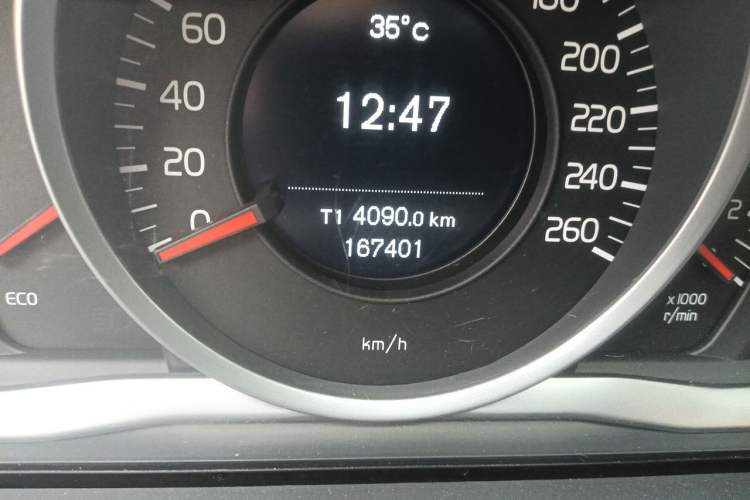 Used Volvo S60 2015 S60L 2.0T Zhiyuan Edition Odometer Close Up