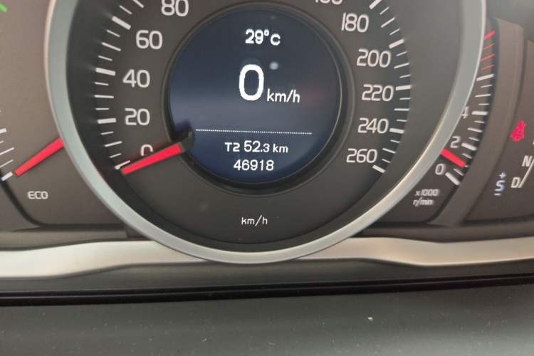 Used Volvo S60 2015 S60L 2.0T Zhiyuan Edition Odometer Close Up