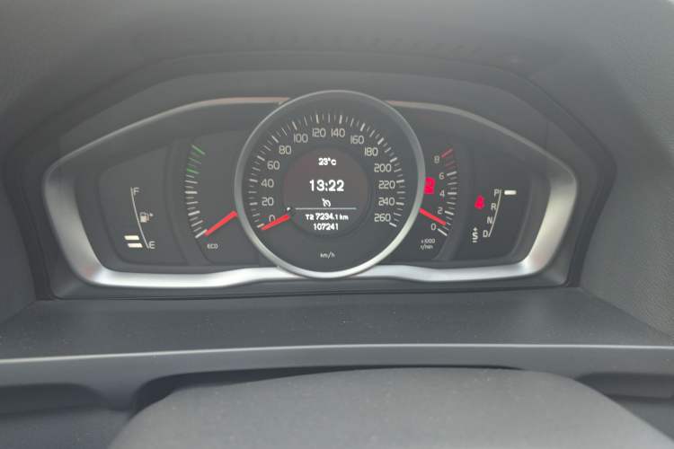 Used Volvo S60 2015 S60L 2.0T Zhiyuan Edition Odometer Close Up