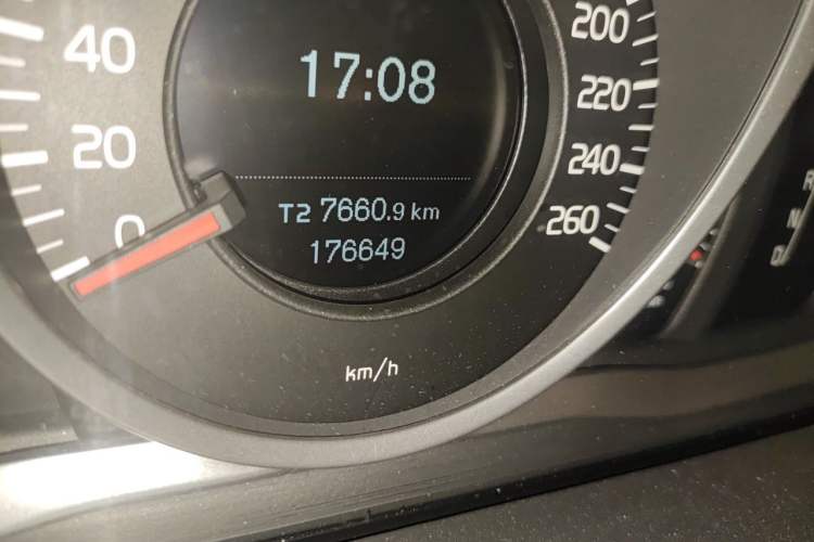 Used Volvo S60 2015 S60L 2.0T Smart Drive Edition Odometer Close Up