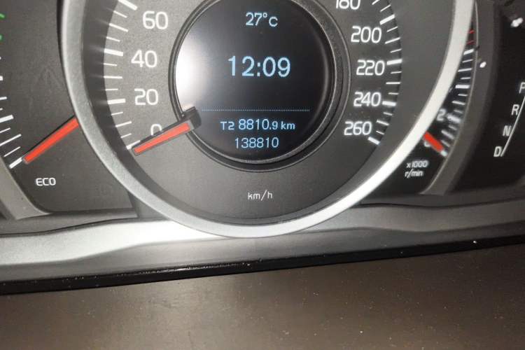 Used Volvo S60 2015 S60L 2.0T Zhiyuan Edition Odometer Close Up