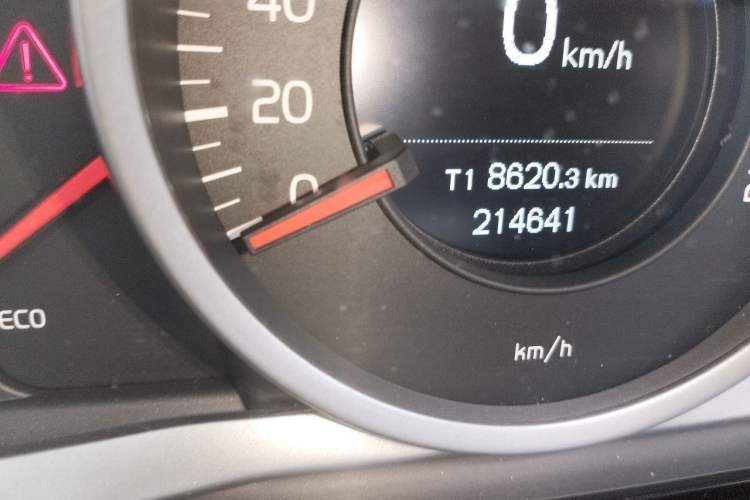 Used Volvo S60 2015 S60L 2.0T Zhiyuan Edition Odometer Close Up