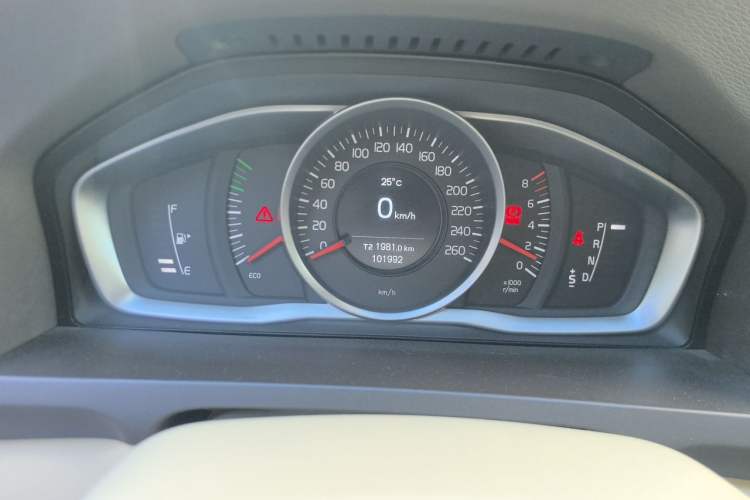 Used Volvo S60 2015 S60L 2.0T Zhiyuan Edition Odometer Close Up