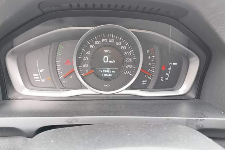 Used Volvo S60 2015 S60L 2.0T Zhiyuan Edition Odometer Close Up