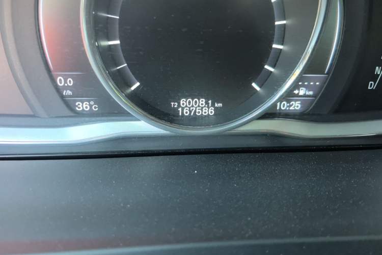 Used Volvo S60 2015 S60L 2.0T Zhiyuan Edition Odometer Close Up