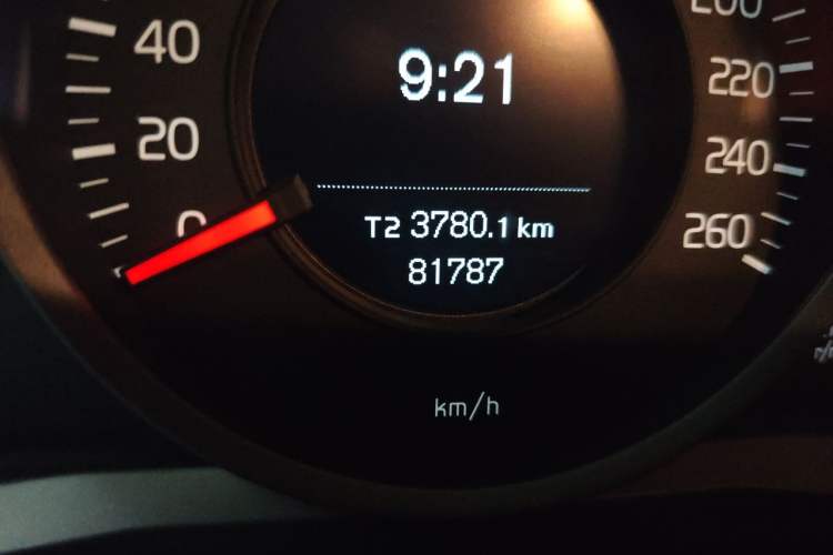 Used Volvo S60 2015 S60L 2.0T Zhiyuan Edition Odometer Close Up