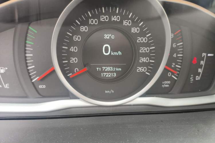 Used Volvo S60 2015 S60L 2.0T Zhiyuan Edition Odometer Close Up