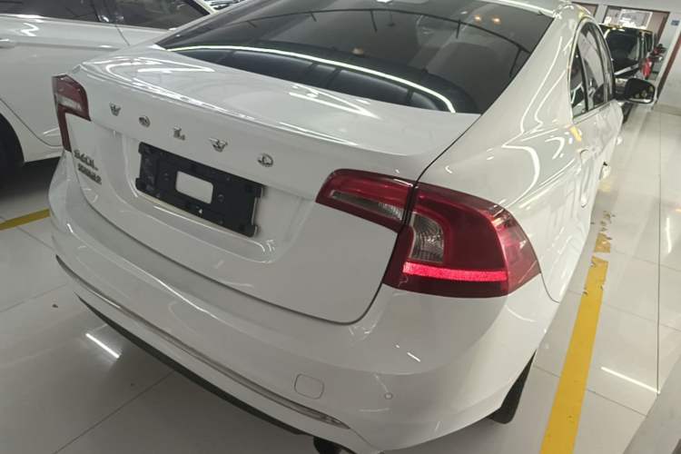 Used Volvo S60 2015 S60L 2.0T Zhiyuan Edition Rear Right 45 Deg