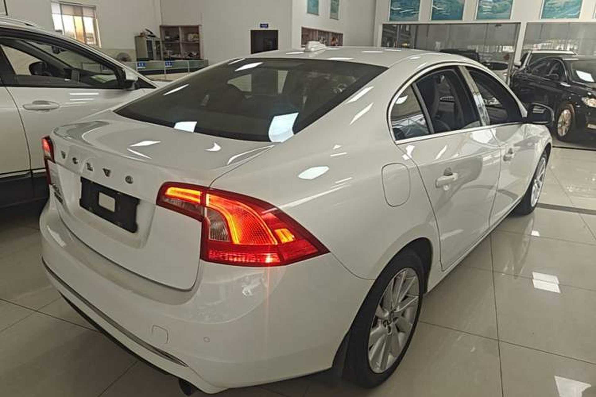Used Volvo S60 2015 S60L 2.0T Zhiyuan Edition Rear Right 45 Deg