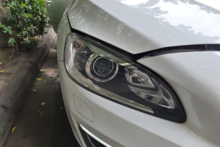 Used Volvo S60 2015 S60L 2.0T Zhiyuan Edition Right Front Headlight
