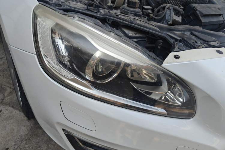 Used Volvo S60 2015 S60L 2.0T Zhiyuan Edition Right Front Headlight