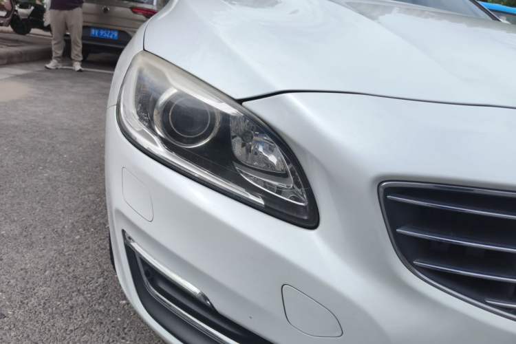 Used Volvo S60 2015 S60L 2.0T Zhiyuan Edition Right Front Headlight