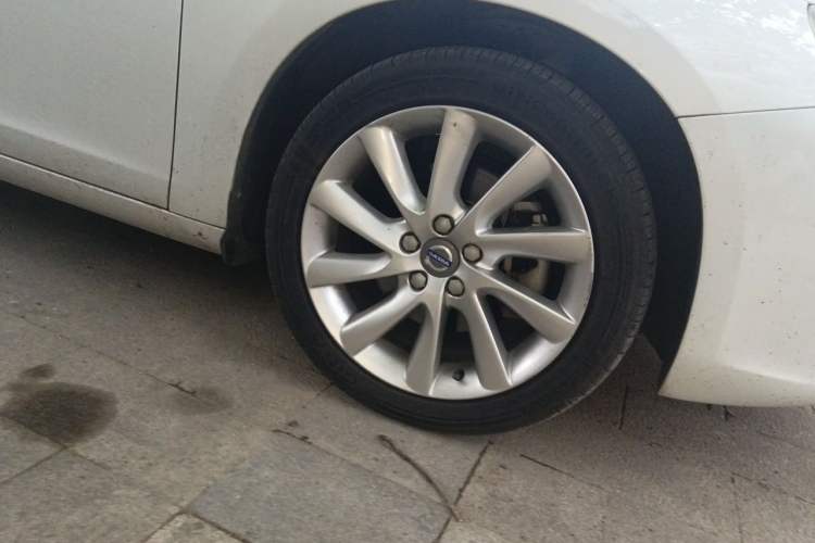Used Volvo S60 2015 S60L 2.0T Zhiyuan Edition Right Front Wheel Hub