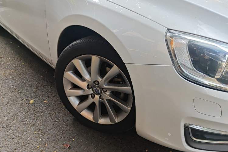 Used Volvo S60 2015 S60L 2.0T Zhiyuan Edition Right Front Wheel Hub