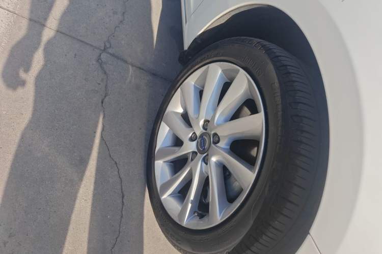 Used Volvo S60  Right Front Wheel Hub