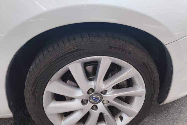 Used Volvo S60 2015 S60L 2.0T Zhiyuan Edition Right Front Wheel Hub