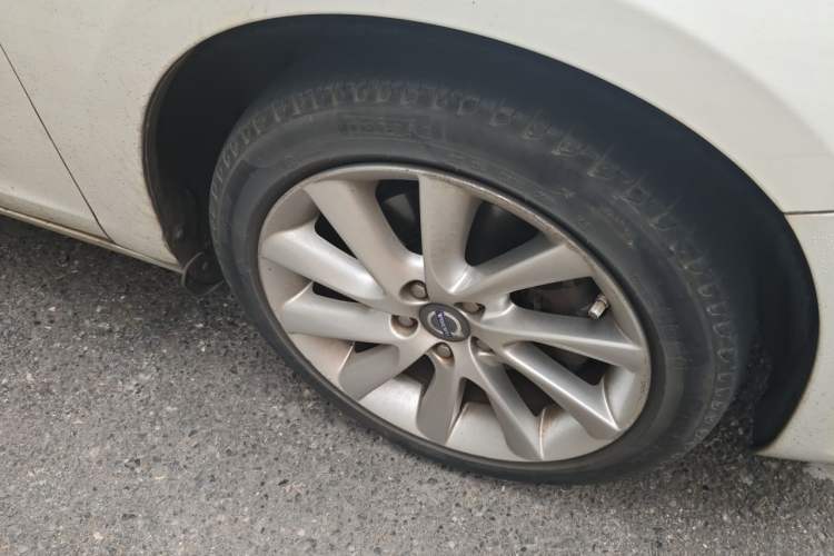 Used Volvo S60 2015 S60L 2.0T Zhiyuan Edition Right Front Wheel Hub