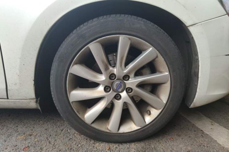 Used Volvo S60 2015 S60L 2.0T Zhiyuan Edition Right Front Wheel Hub