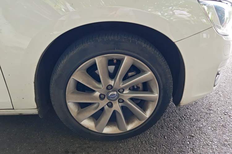 Used Volvo S60 2015 S60L 2.0T Zhiyuan Edition Right Front Wheel Hub