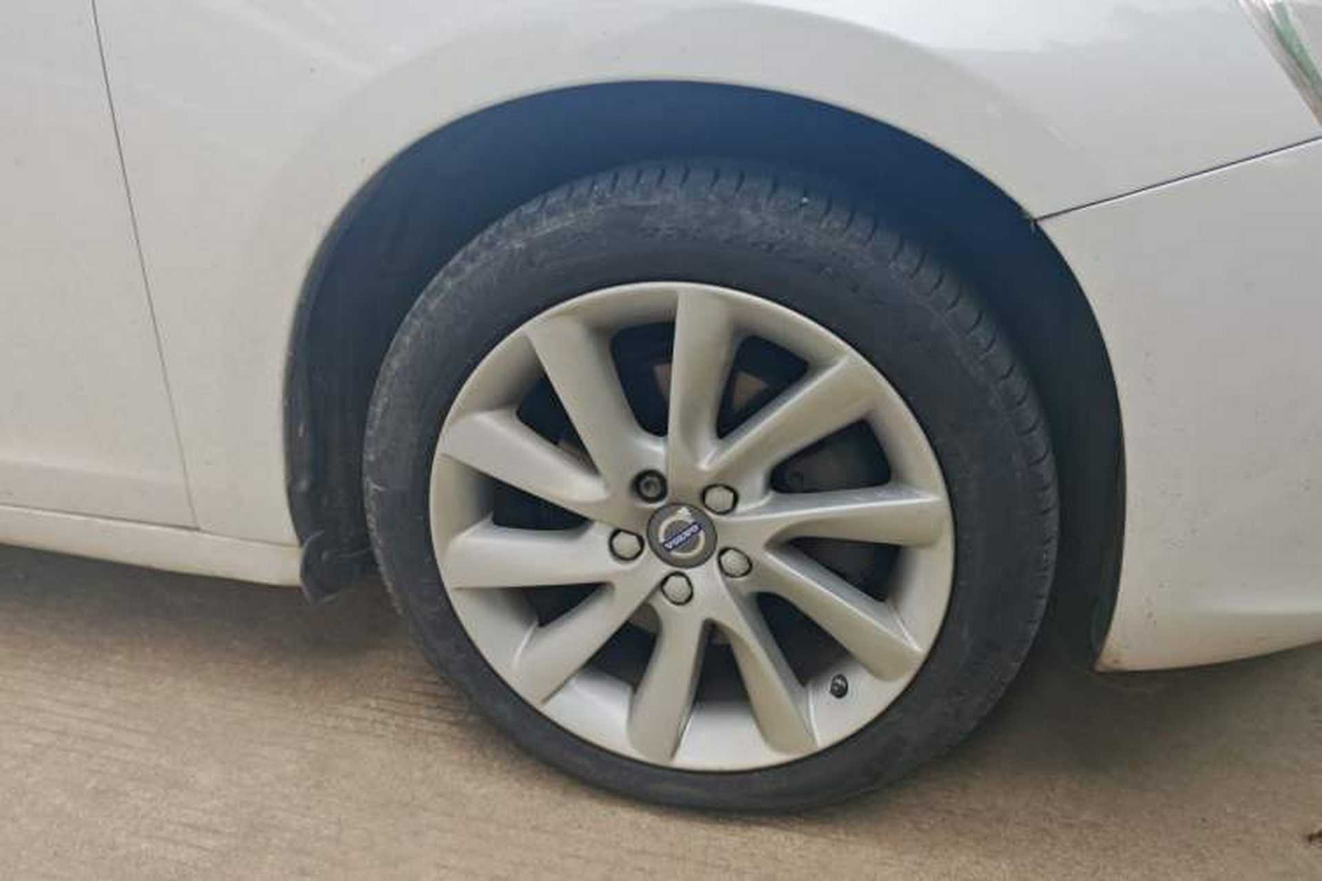 Used Volvo S60 2015 S60L 2.0T Zhiyuan Edition Right Front Wheel Hub