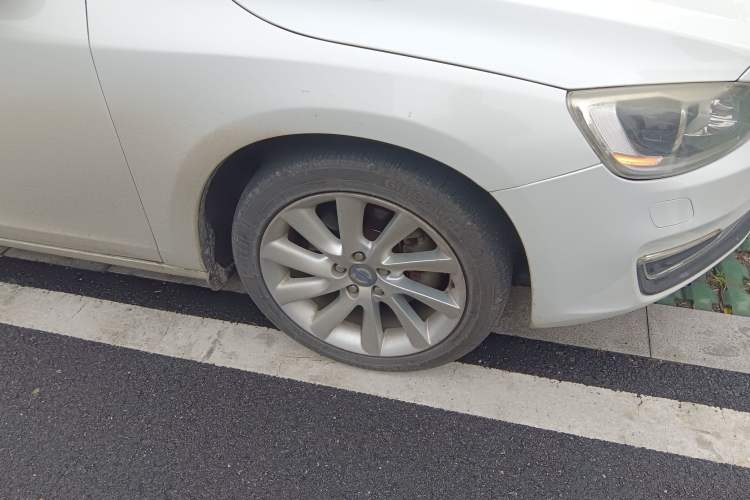 Used Volvo S60 2015 S60L 2.0T Zhiyuan Edition Right Front Wheel Hub