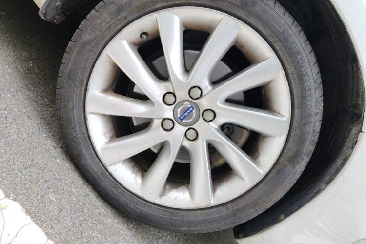 Used Volvo S60 2015 S60L 2.0T Zhiyuan Edition Right Front Wheel Hub