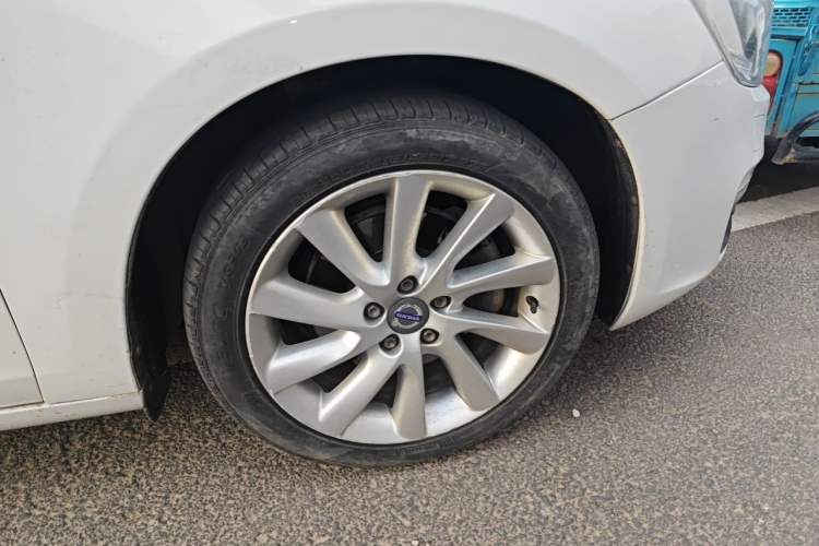 Used Volvo S60 2015 S60L 2.0T Zhiyuan Edition Right Front Wheel Hub
