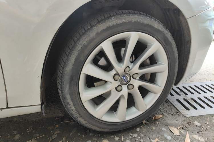 Used Volvo S60 2015 S60L 2.0T Zhiyuan Edition Right Front Wheel Hub