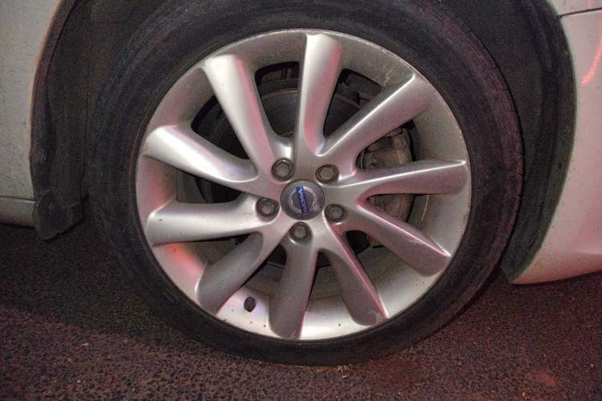 Used Volvo S60 2015 S60L 2.0T Zhiyuan Edition Right Front Wheel Hub