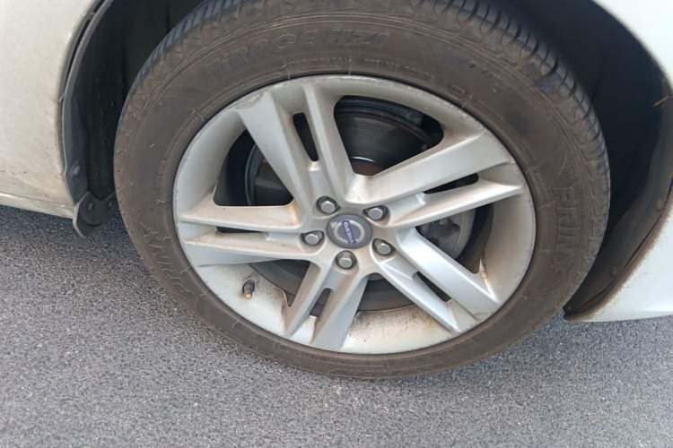 Used Volvo S60 2015 S60L T5 Intelligent Drive Edition Right Front Wheel Hub