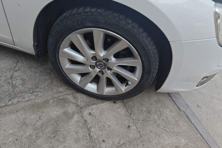 Used Volvo S60 2015 S60L 2.0T Zhiyuan Edition Right Front Wheel Hub