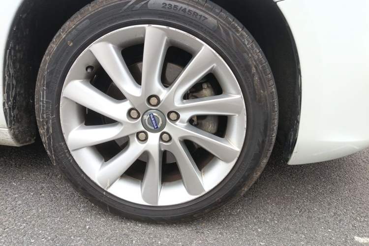 Used Volvo S60 2015 S60L 2.0T Zhiyuan Edition Right Front Wheel Hub