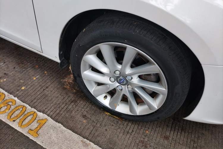 Used Volvo S60 2015 S60L 2.0T Zhiyuan Edition Right Front Wheel Hub