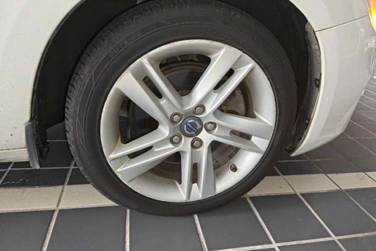 Used Volvo S60 2015 S60L T5 Intelligent Drive Edition Right Front Wheel Hub